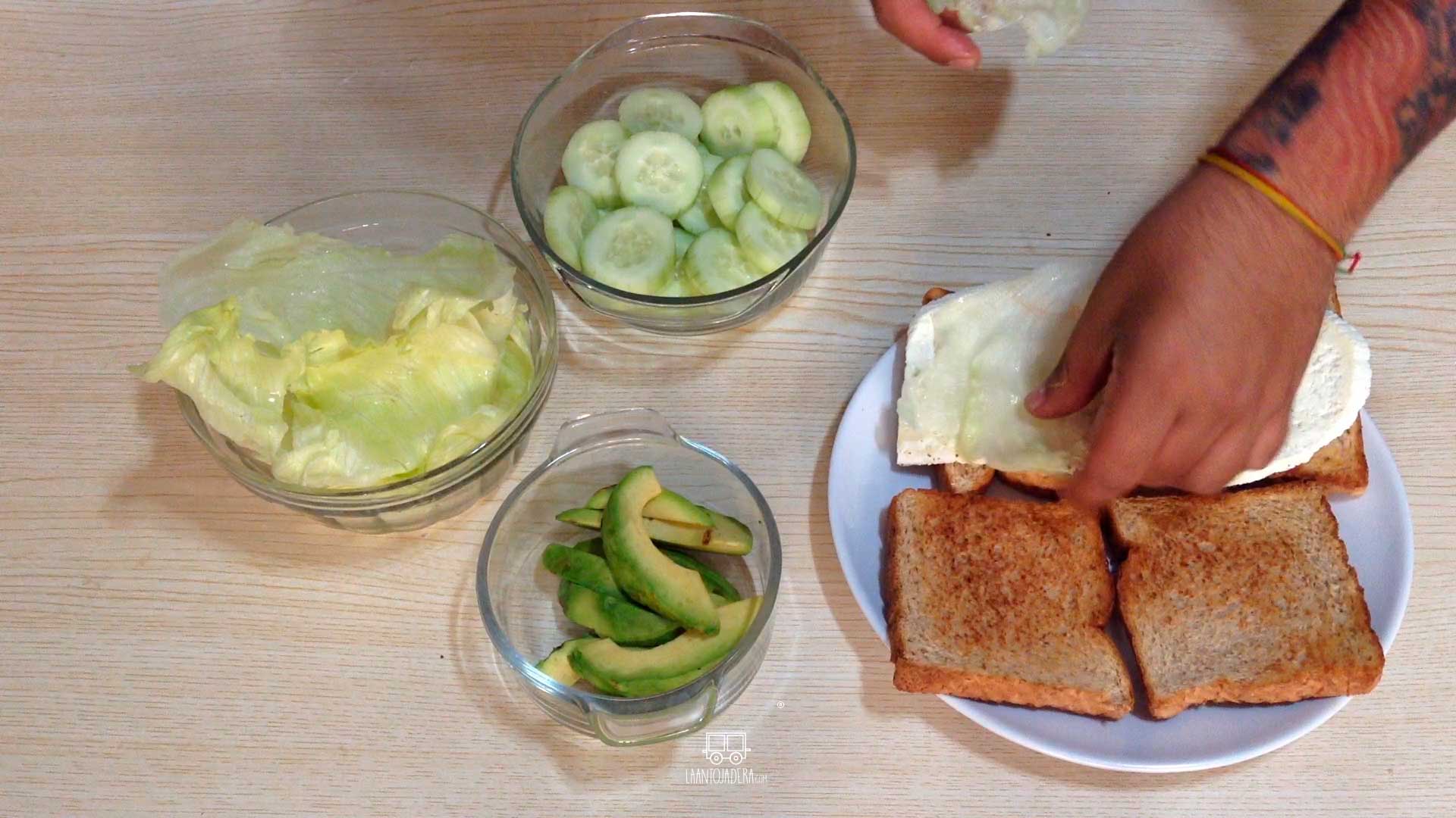 La Antojadera | Sandwich de Queso Panela con Aguacate